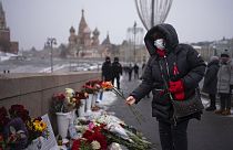 Dépôt de fleurs sur le lieu de l'assassinat de l'opposant Boris Nemtsov