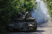 Ukrán katonák egy T-64-es harckocsi tetején Bahmut közelében