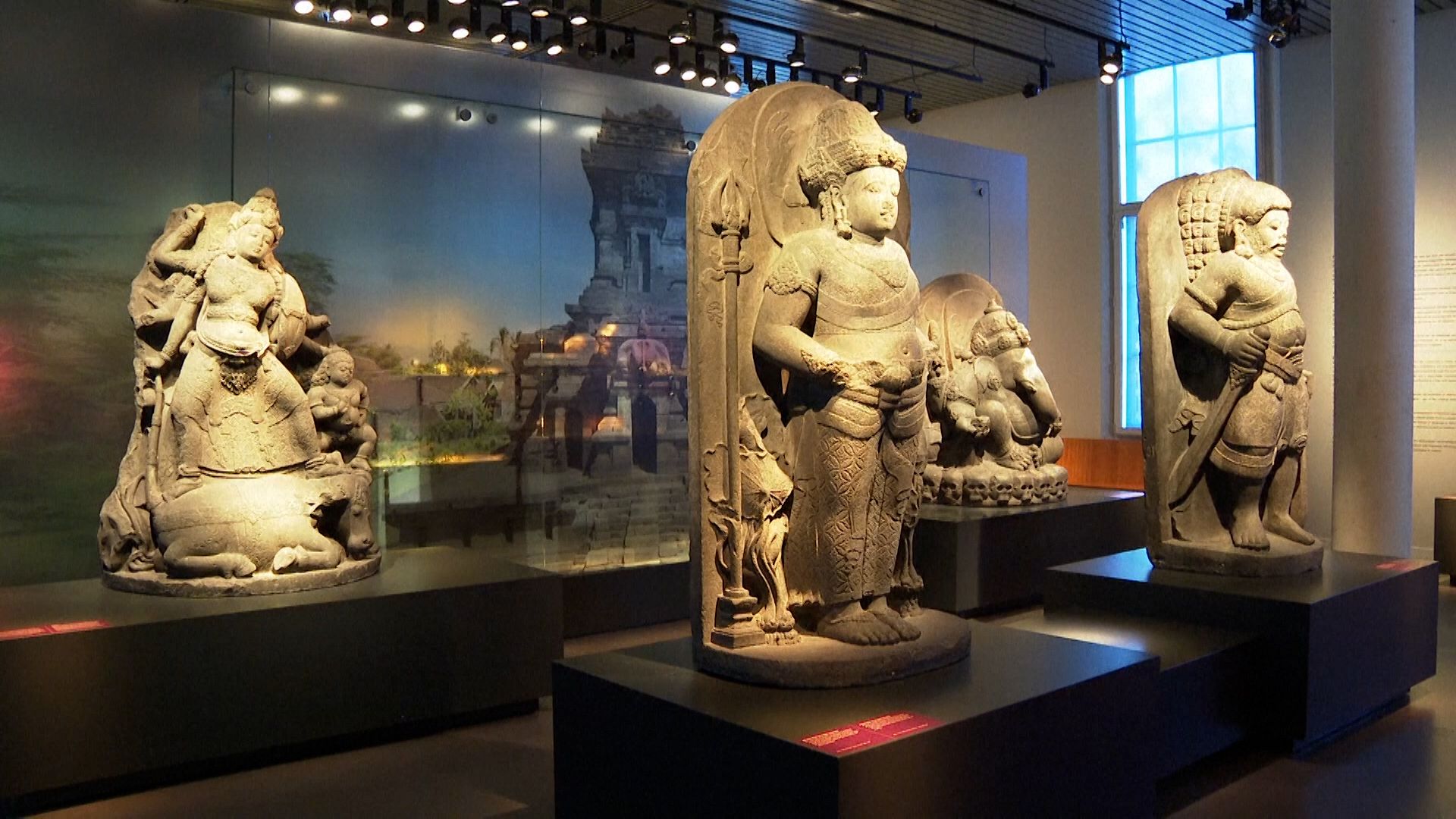 Video. Netherlands Returns Looted Artefacts From Colonial Era To ...