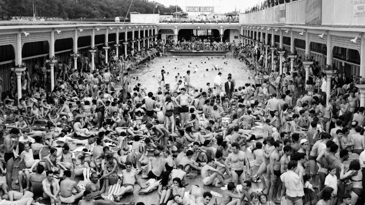 Parisinos disfrutan de la piscina "Deligny" durante una ola de calor en París, Francia. 16 de junio de 1957
