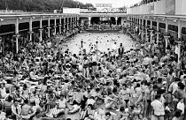 Parigini si godono la piscina "Deligny" durante un'ondata di caldo a Parigi. Era il 16 giugno 1957.