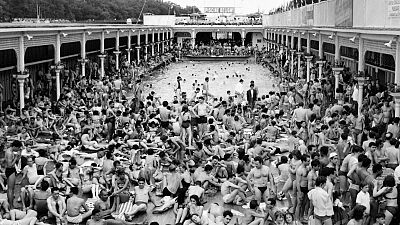 Os parisienses desfrutam da piscina "Deligny" durante uma vaga de calor em Paris, França. 16 de junho de 1957
