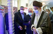 Der Oberste Religionsführer des Irans, Ayatollah Ali Khamenei, besucht eine Ausstellung über die nuklearen Errungenschaften seines Landes in Teheran