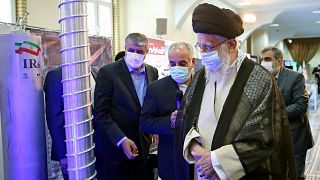 Der Oberste Religionsführer des Irans, Ayatollah Ali Khamenei, besucht eine Ausstellung über die nuklearen Errungenschaften seines Landes in Teheran