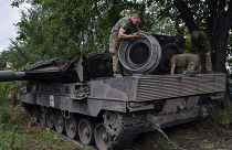Um soldado ucraniano repara um tanque Leopard 2 na região de Zaporizhzhya, Ucrânia, junho de 2023.