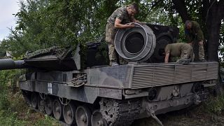 Um soldado ucraniano repara um tanque Leopard 2 na região de Zaporizhzhya, Ucrânia, junho de 2023.