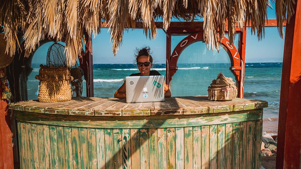 Digital nomads: What remote jobs require minimal experience?