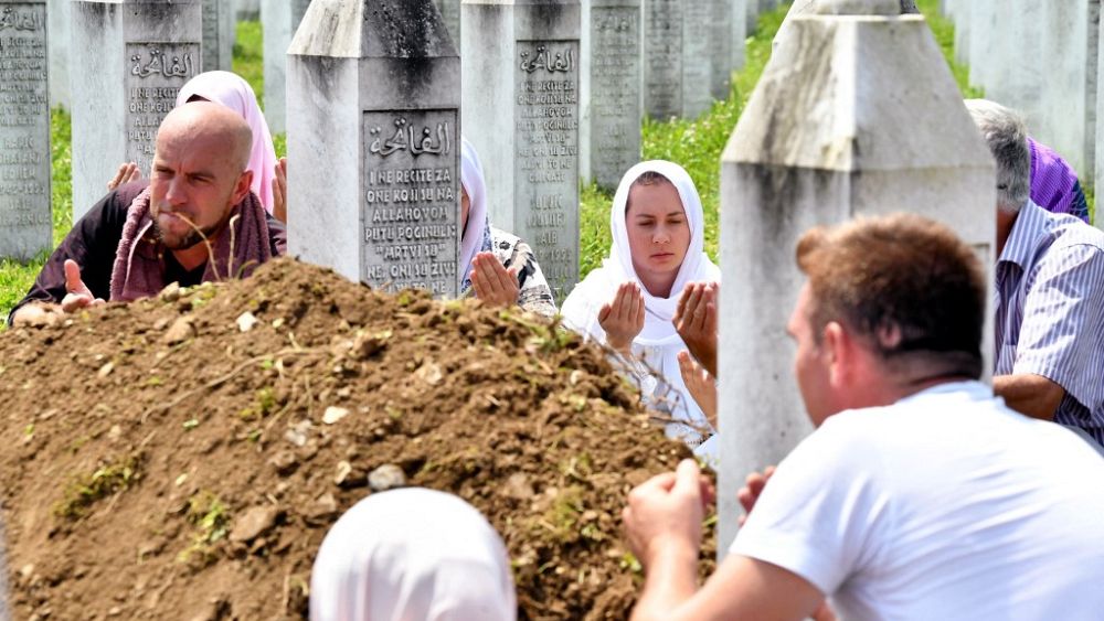 شاهد: مسلمو البوسنة يبكون موتاهم بعد 28 عاماً على مذبحة سريبرينتسا