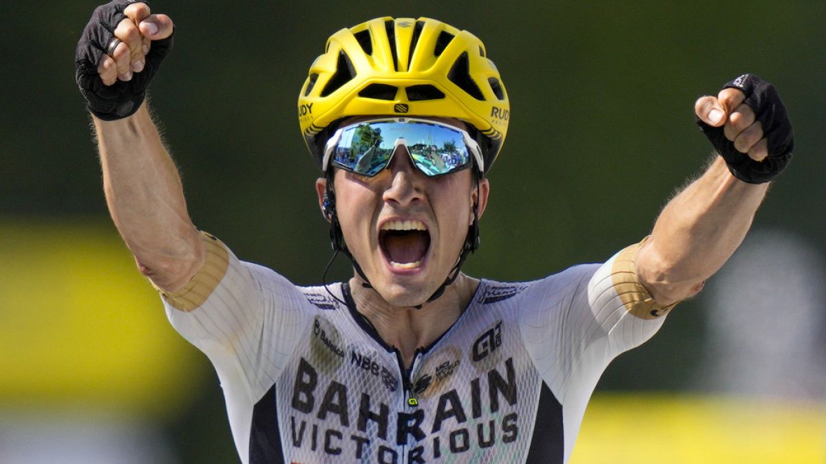 L'Espagnol Pelle Bilbao franchit la ligne d'arrivée pour remporter la dixième étape du Tour de France cycliste sur 167 kilomètres (104 miles)