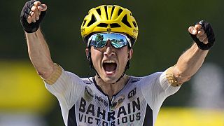El español Pelle Bilbao cruza la línea de meta y gana la décima etapa del Tour de Francia