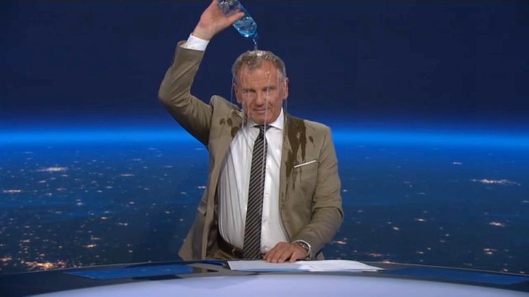 Österreichischer TV-Moderator schüttet Wasser über sich aus | Euronews