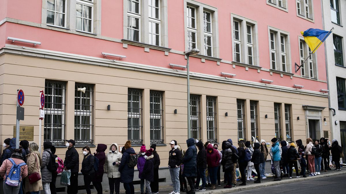 Des Ukrainiens, pour la plupart des réfugiés fuyant la guerre, attendent devant le service consulaire de l'ambassade d'Ukraine à Berlin, en Allemagne, le 1er avril 2022.