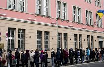 Çoğu savaştan kaçan mültecilerden oluşan Ukraynalılar, 1 Nisan 2022 tarihinde Almanya'nın başkenti Berlin'deki Ukrayna Büyükelçiliği'nin konsolosluk bölümü önünde bekliyorlar.
