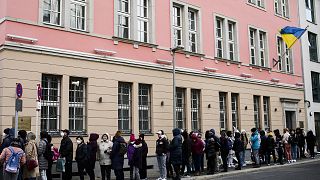Pessoas da Ucrânia, na maioria refugiados que fogem da guerra, esperam em frente ao departamento consular da embaixada ucraniana em Berlim, Alemanha, a 1 de abril de 2022.