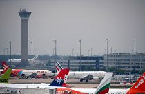 Aviões estacionados na pista do aeroporto Charles de Gaulle, em Roissy, perto de Paris.