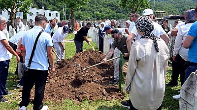 دفن رفات ضحايا الإبادة الجماعية المرتكبة في سريبرينيتسا