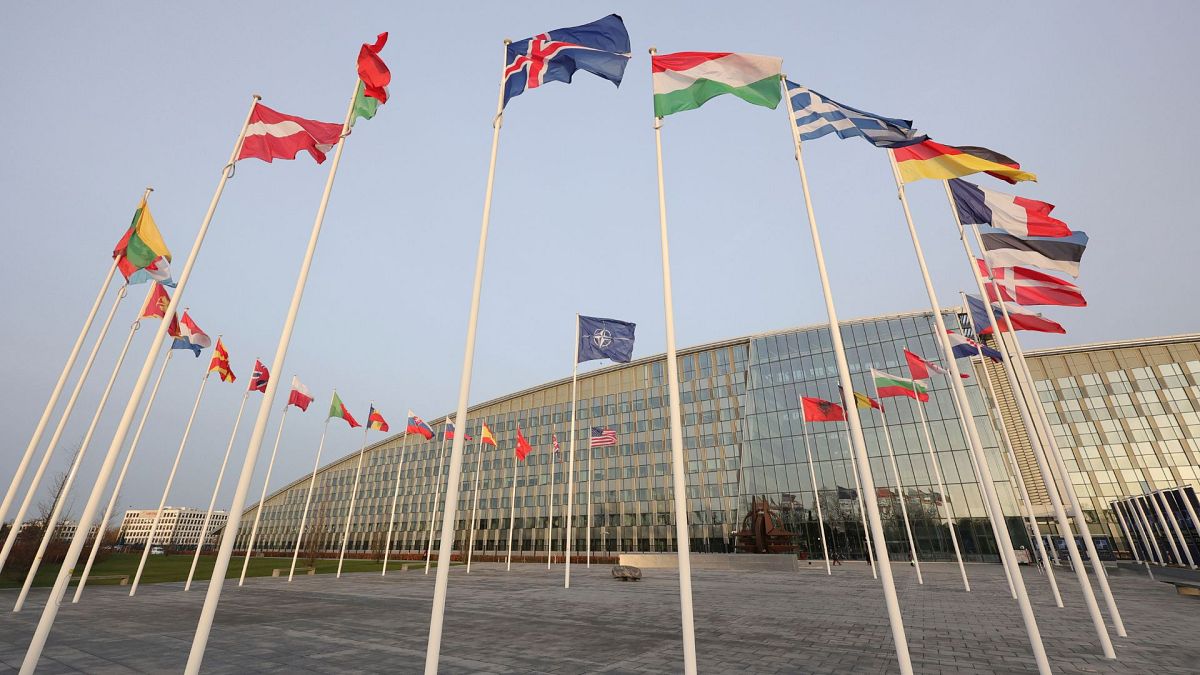 پرچم ناتو و کشورهای عضو اتحادیه اروپا