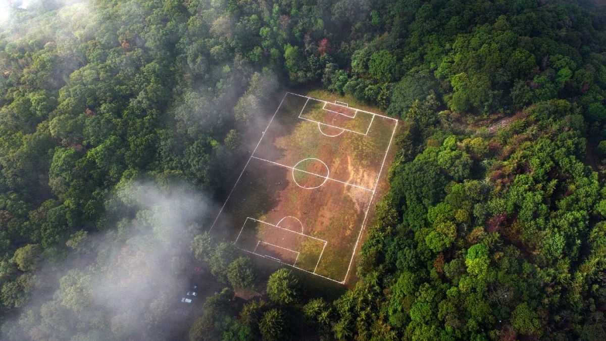  ملعب كرة قدم في حفرة بركانية 