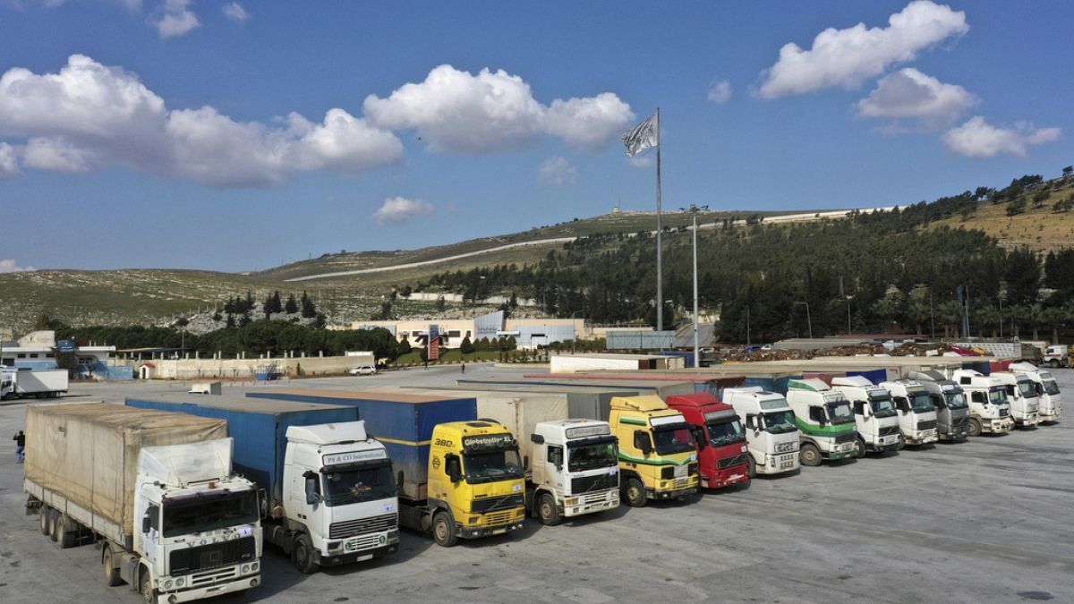  Camiões carregados com ajuda humanitária das Nações Unidas para a Síria após terramoto, no posto fronteiriço de Bab al-Hawa, em fevereiro.