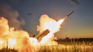Un missile nel contesto della guerra tra Russia e Ucraina