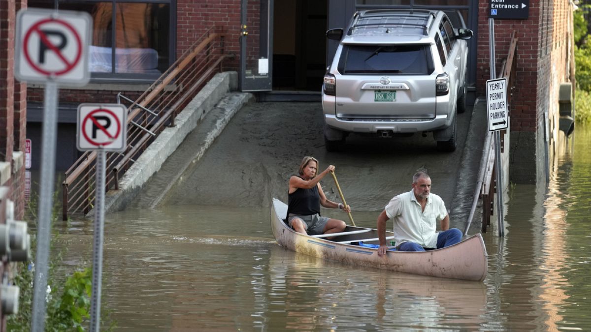Στο Montpelier επαγγελματίες απομακρύνουν εξοπλισμό από κτηνιατρείο που πλημμύρισε