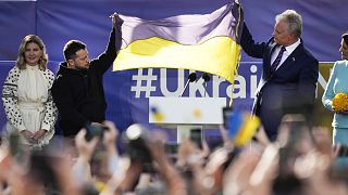 Az ukrán és a litván elnök felemelik az ukrán zászlót Vilniusban