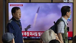 A szöuli pályaudvar képernyőjén követik az észak-koreai rakétakilövést