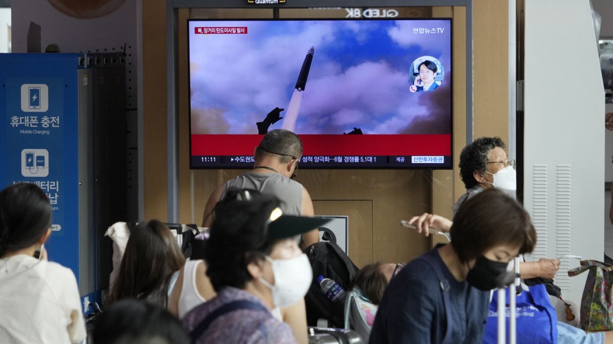 Un télévision diffuse l'annonce d'un tir nord-coréen, au Japon, le 12 juillet 2023. 