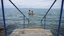 Bañistas en el lago Balatón