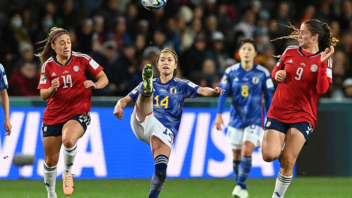 Japanese midfielder Yui Hasegawa controls the ball between Costa Rica midfielder Priscila Chinchilla and the Costa Rica striker.