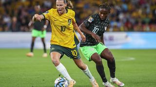 Emily Van Egmond, de Australia, a la izquierda, disputa el balón con Christy Ucheibe, de Nigeria, durante el partido de fútbol del Grupo B de la Copa Mundial Femenina 2023.