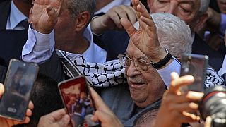 محمود عباس خلال زيارة جنين
