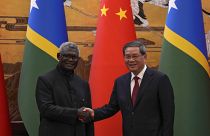 رئيس وزراء جزر سليمان الزائر ماناسيه سوغافاري يصافح نظيره الصيني لي تشيانغ بعد التوقيع على اتفاقية بين البلدين في بكين. 2023/07/10