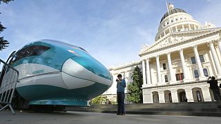 Un modello in scala reale del treno ad alta velocità esposto al Campidoglio di Sacramento, in California.