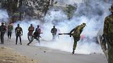 Dans le bidonville de Mathare, la police a tiré des grenades lacrymogènes sur des manifestants, qui jetaient des pierres.