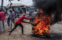 Manifestantes queman neumáticos en Nairobi, Kenia.