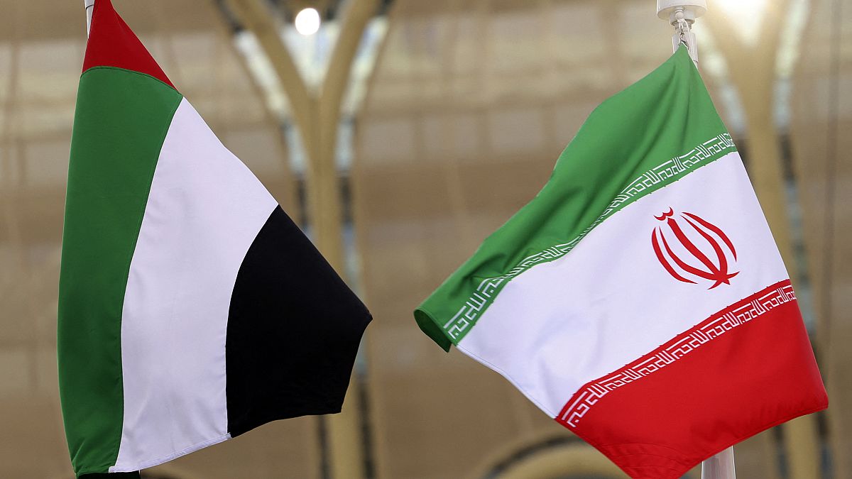 علمي الإمارات العربية المتحدة وإيران خلال حدث وطني في الجناح الإيراني لمعرض إكسبو 2020 
