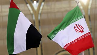 علمي الإمارات العربية المتحدة وإيران خلال حدث وطني في الجناح الإيراني لمعرض إكسبو 2020