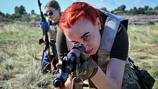 زنان رزمنده اوکراینی با یونیفورم‌های تازه طراحی شده مشغول آموزش نظامی هستند
