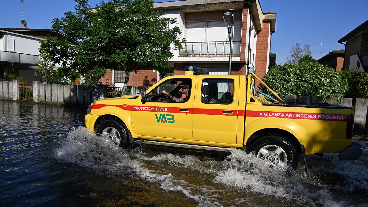 سيارة حماية مدنية تسير عبر شارع غمرته المياه بالقرب من رافينا الإيطالية. 2023/05/21 