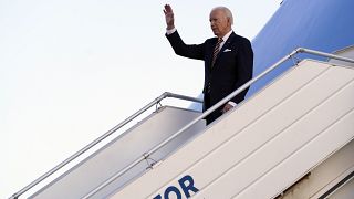 Joe Biden en la escalerilla del avión