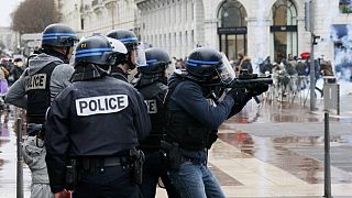 Französische Polizisten während Ausschreitungen und Zusammenstößen mit Demonstranten