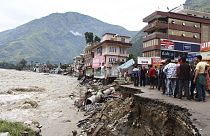 En la India fuertes lluvias monzónicas provocaron corrimientos de tierra e inundaciones - carretera arrasada por el río Beas en el distrito de Kullu, Himachal Pradesh, India