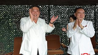 الزعيم الكوري الشمالي خلال التجربة الصاروخية