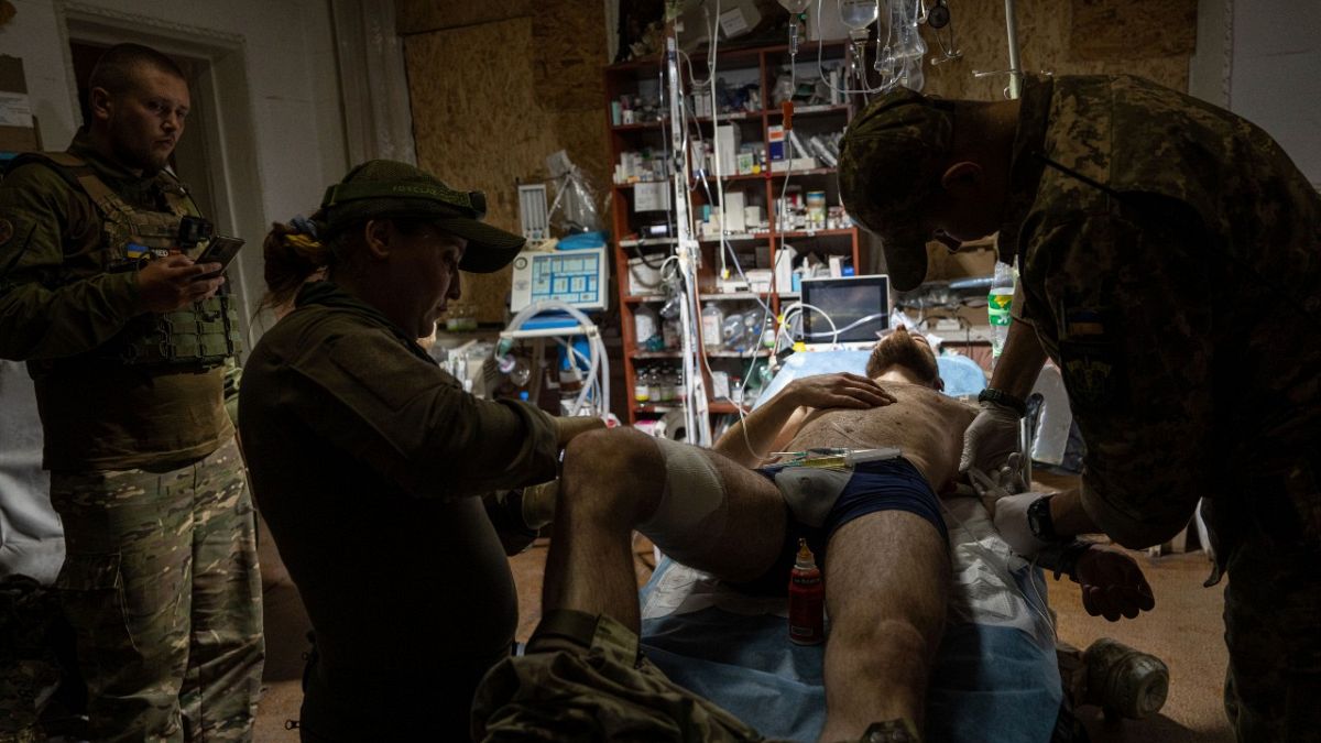مسعفون يعالجون جنديًا أوكرانيًا مصابًا في المستشفى الميداني بالقرب من باخموت، أوكرانيا