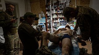 مسعفون يعالجون جنديًا أوكرانيًا مصابًا في المستشفى الميداني بالقرب من باخموت، أوكرانيا