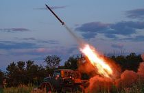 Ukrainische Artillerie feuert Rakete auf russische Stellungen bei Bachmut ab