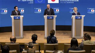 Премьер-министром Японии, председатель Совета ЕС и глава Еврокомиссии на пресс-конференции в Брюсселе.