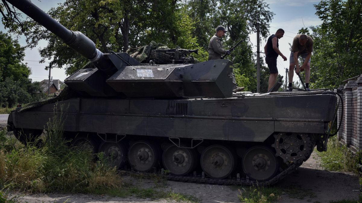 Leopard tankot javítanak ukrán katonák 2023. június 23-án