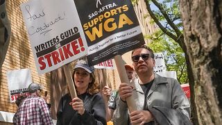 Los actores Tina Fey y Fred Armisen se unen a los miembros en huelga del Sindicato de Escritores de América frente a Silvercup Studios, el martes 9 de mayo de 2023